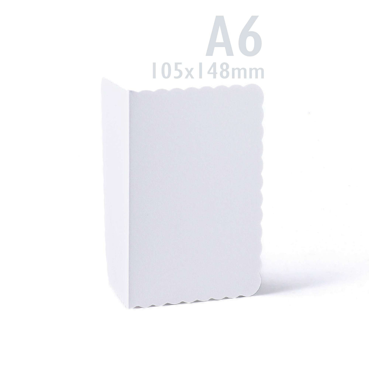 Biele karty a obálky s vlnitým okrajom – balenie