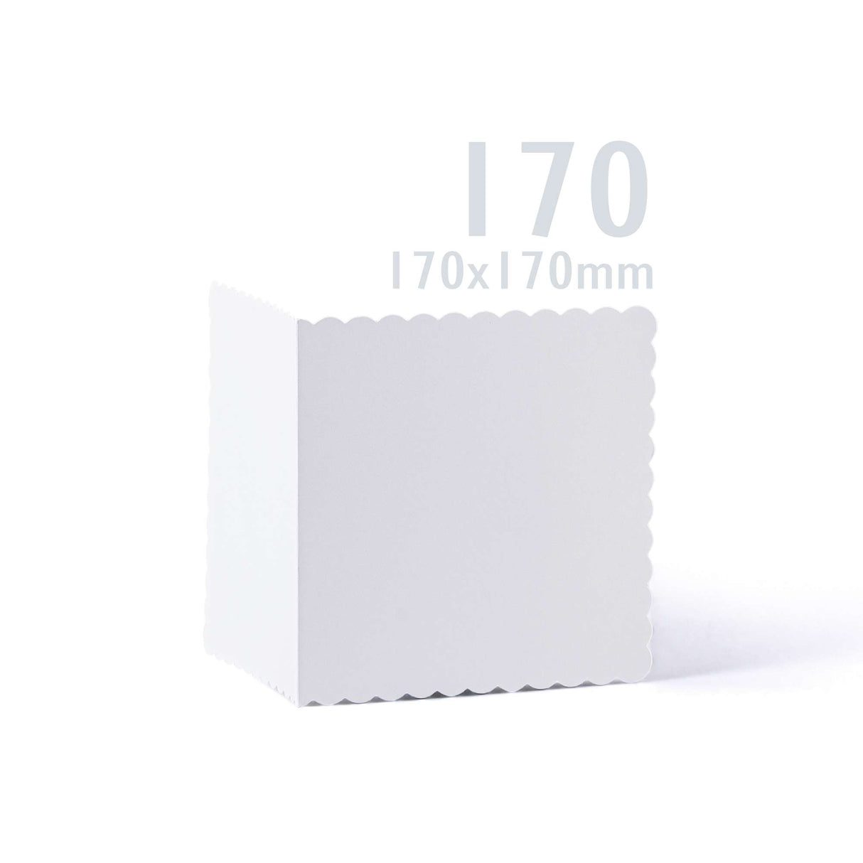 Biele karty a obálky s vlnitým okrajom – balenie