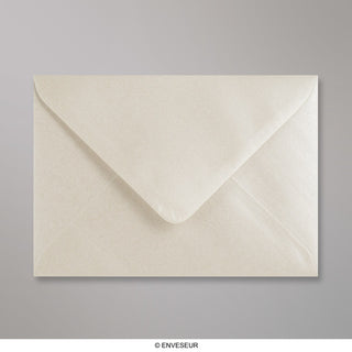 114x162 mm (C6) Ustricovo-biela lesklá obálka